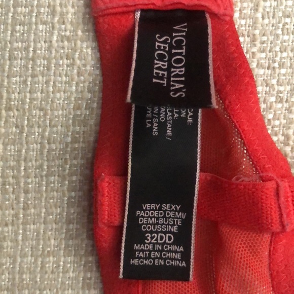 Victoria’s Secret Very Sexy Push-Up Bra 32DD - Picture 3 of 3